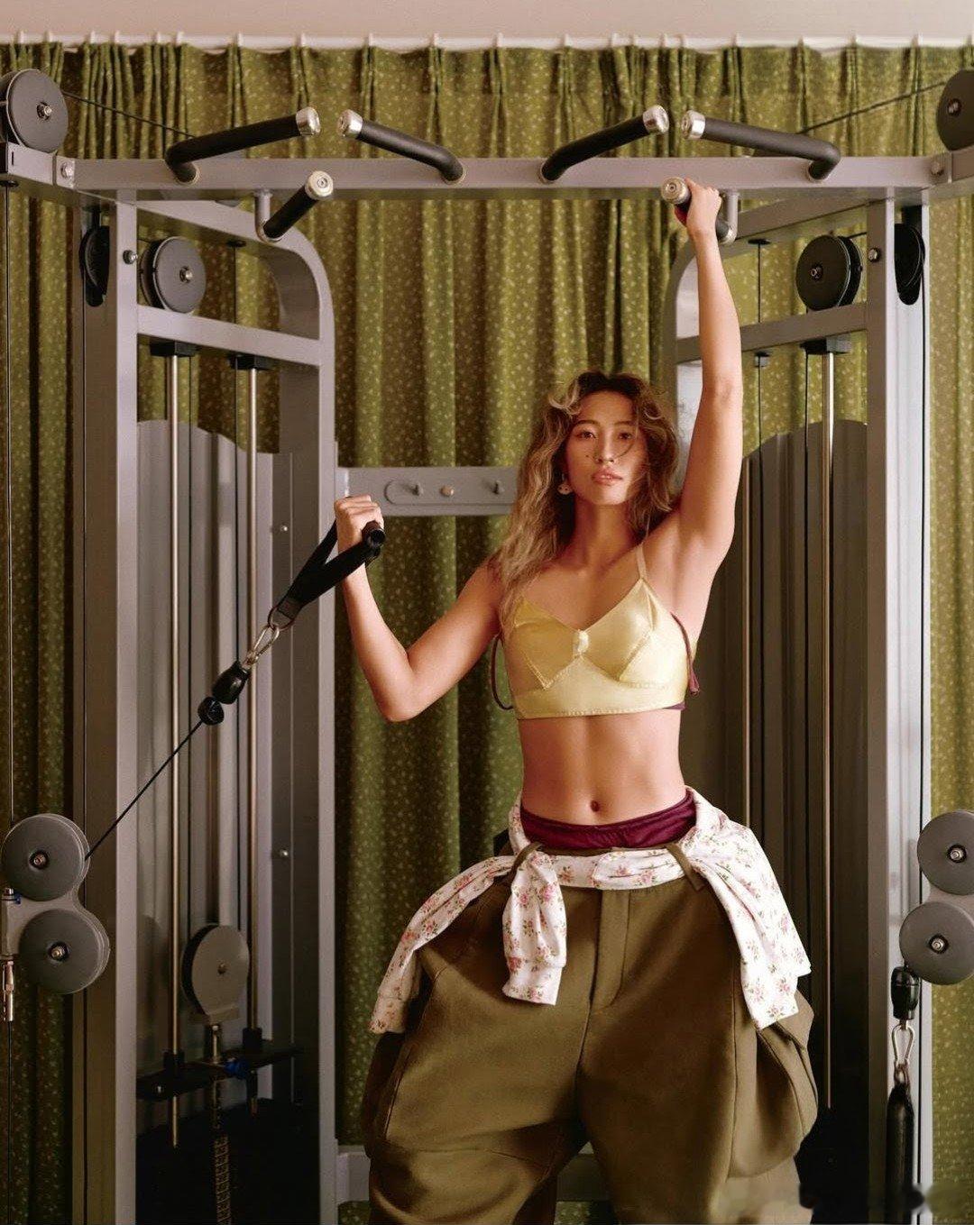 郑钦文帅气西装 来看看郑钦文大片，太酷了！ 