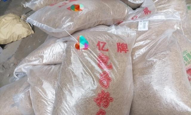 南阳一物流点发现一批“包子专用粉条”，袋子上啥标识都没有，三无产品实锤了。粉条又