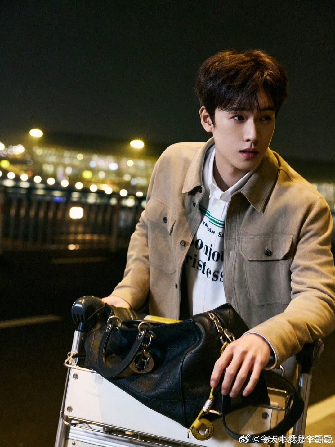 李昀锐巴黎时装周出发大片！ 