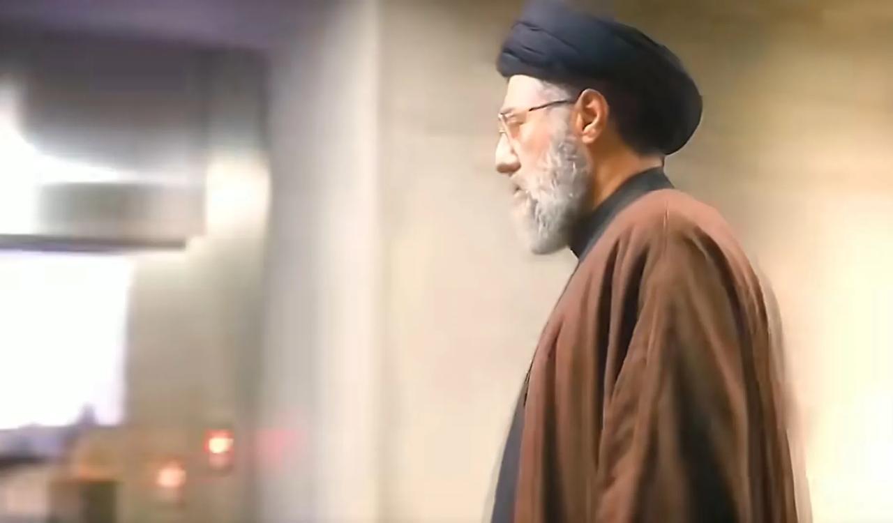 伊朗新任最高领袖赛义德·穆杰塔巴·哈梅内伊首次现身指挥中心的视频发布，胡子比以前