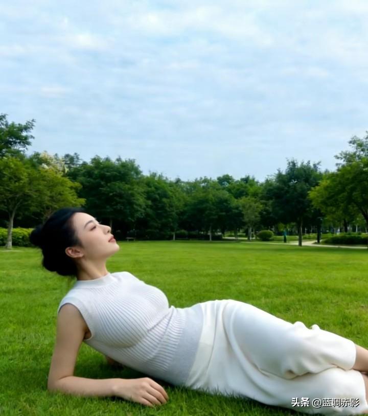 阳光洒在绿草地上，享受宁静的午后时光。