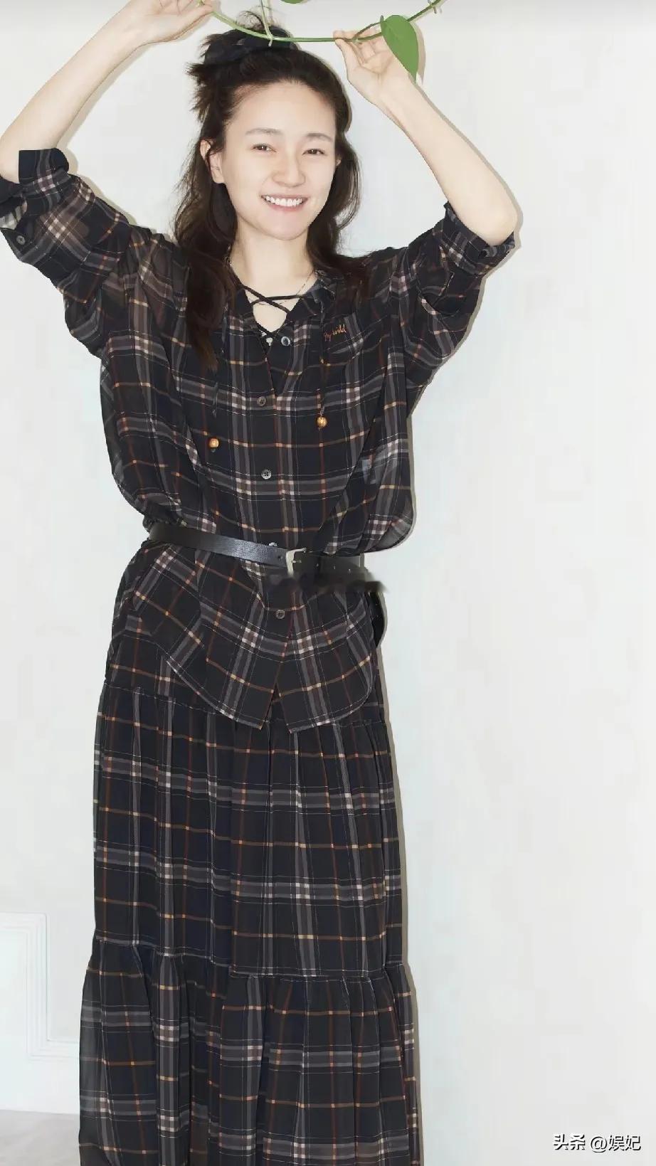 38岁焦俊艳最新穿搭太吸睛！格子衫搭半身裙，清爽又洋气，时髦感爆棚，减龄效果绝了