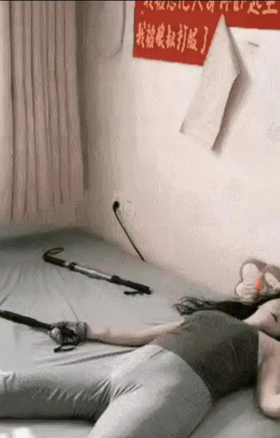 凌晨三点，

他手摸过来三下，

我嗯一声。

窗没关严，风灌进来一点，被子动了