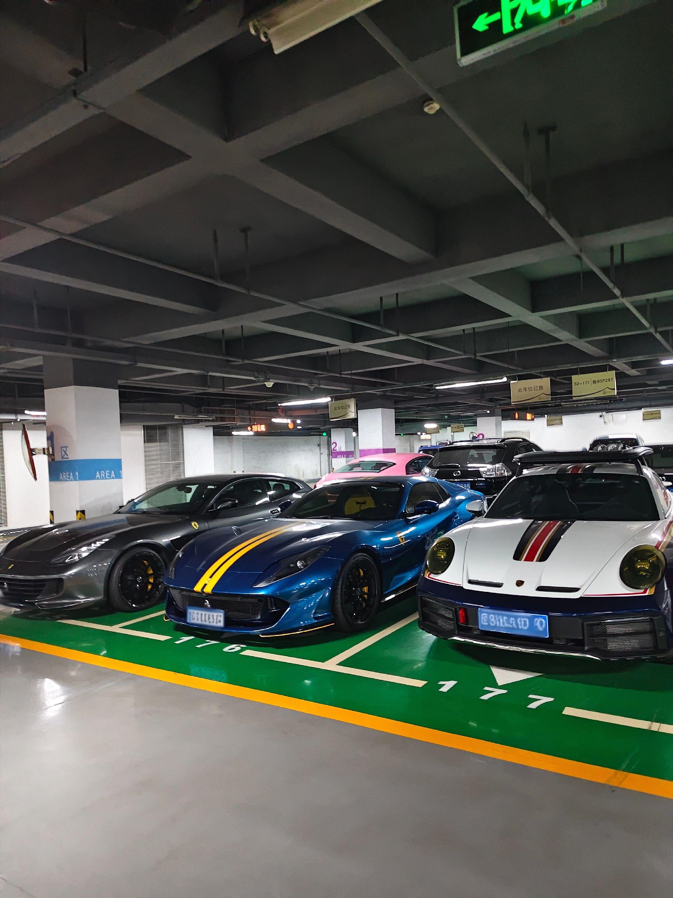 青岛市南随便进一个地库都堪比车展，丝毫不输江浙沪