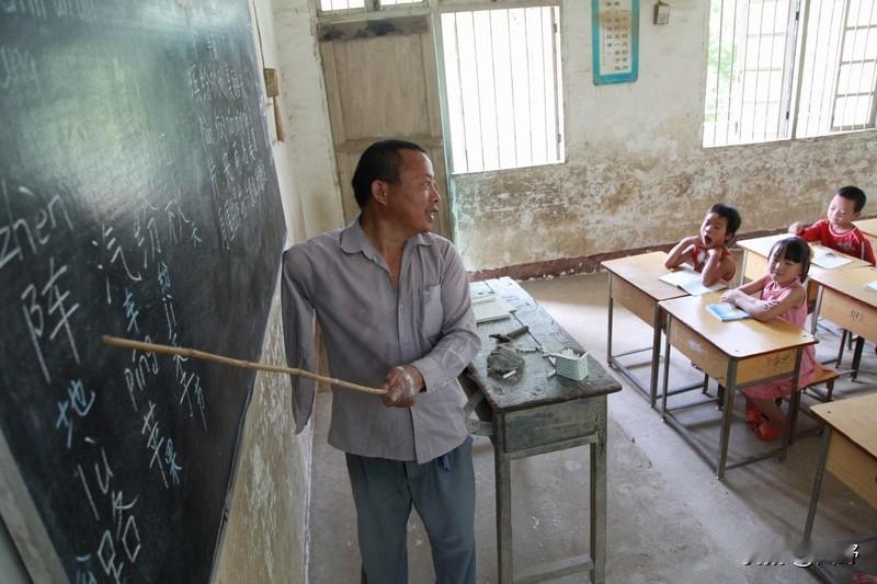 这个我做过民办教师，当然我知道。好像是每月7块践，因离家较远，在学校吃小食堂，食