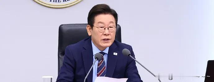 不得不说，李在明，太聪明了。
上任以来，有一件事一直在坚持着做，立场也很坚定，就