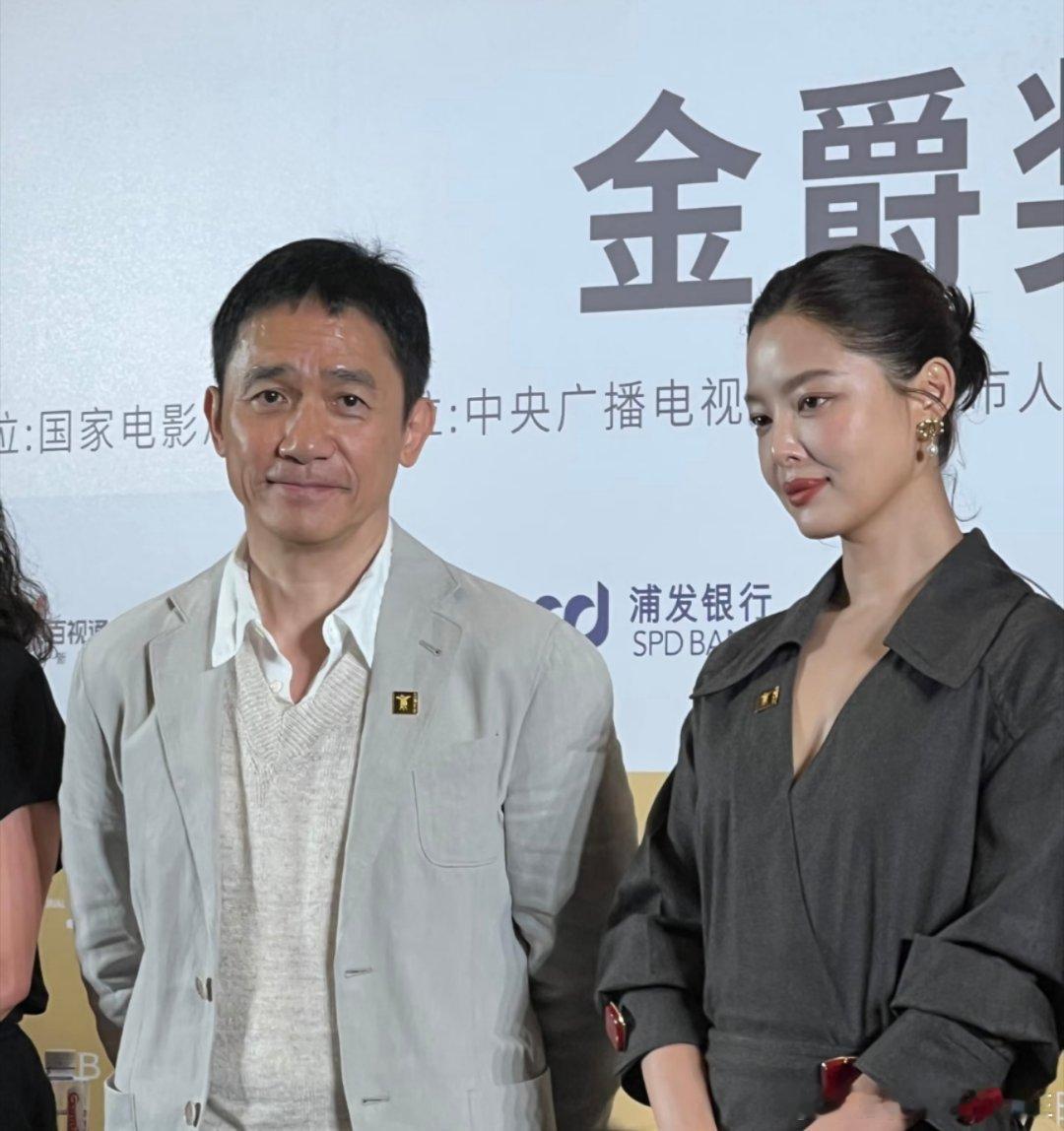 梁朝伟聊到辛芷蕾立刻夸奖法拉利老了还是法拉利，梁朝伟还是那么帅啊！接受采访时，梁