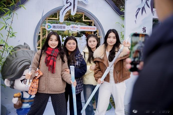 剑来在成都温酒会知音看完动画就在成都看到陈平安 剑来把仙侠世界搬进成都欢乐谷，跨