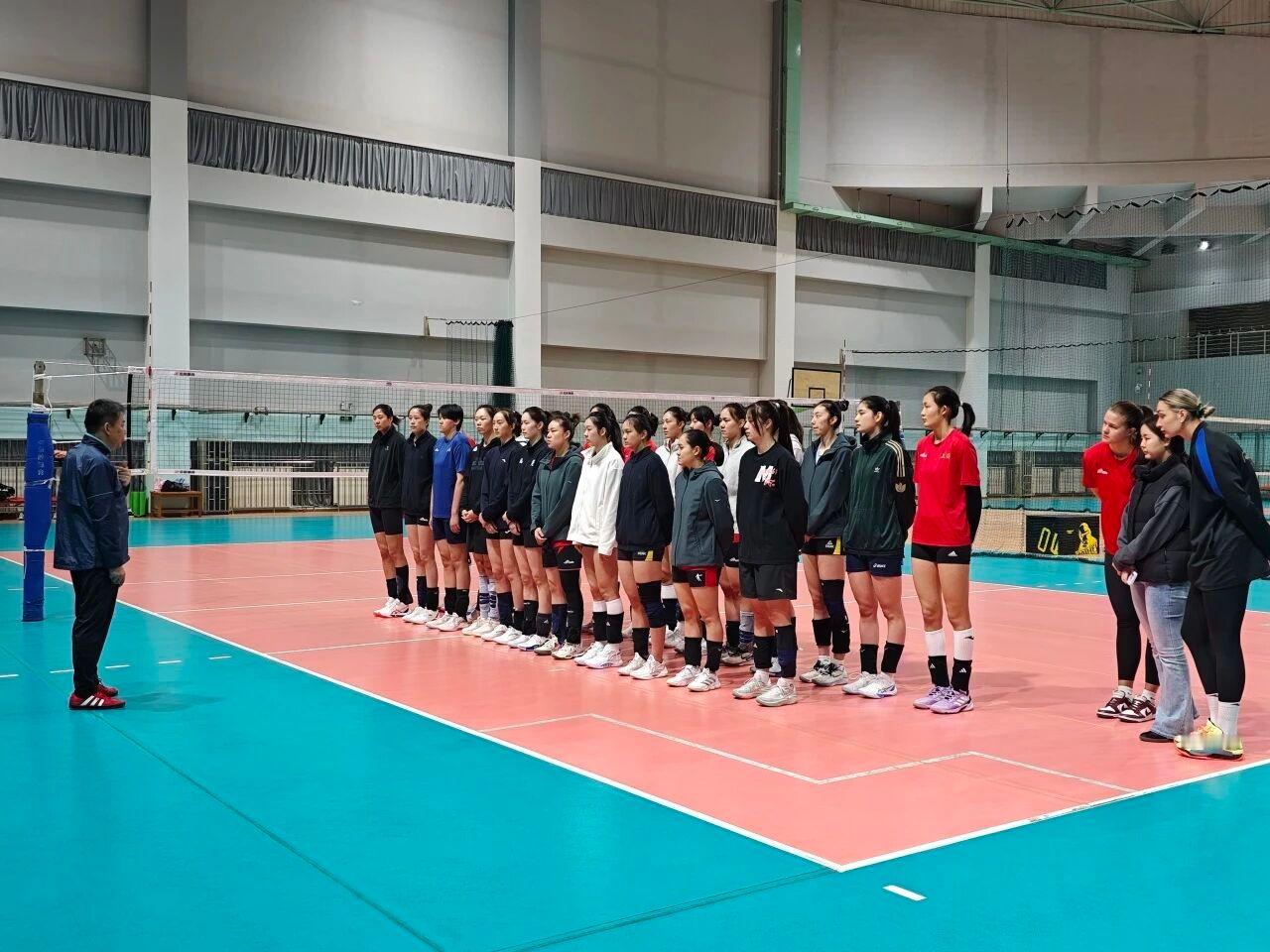 上海排协官宣！蔡斌正式出任上海光明优倍女排主教练在蔡斌指导的首次训练课中，球队重