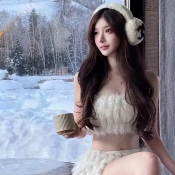 冬日暖阳下的慵懒时光，享受一杯热饮的美好。秋日小憩照 温柔系冬日 冬日暖身热茶 