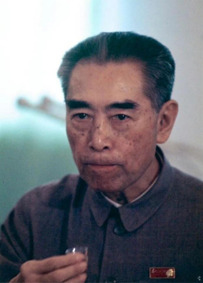 周总理罕见彩照，一个眼神不怒自威，英气逼人！！ ​​​