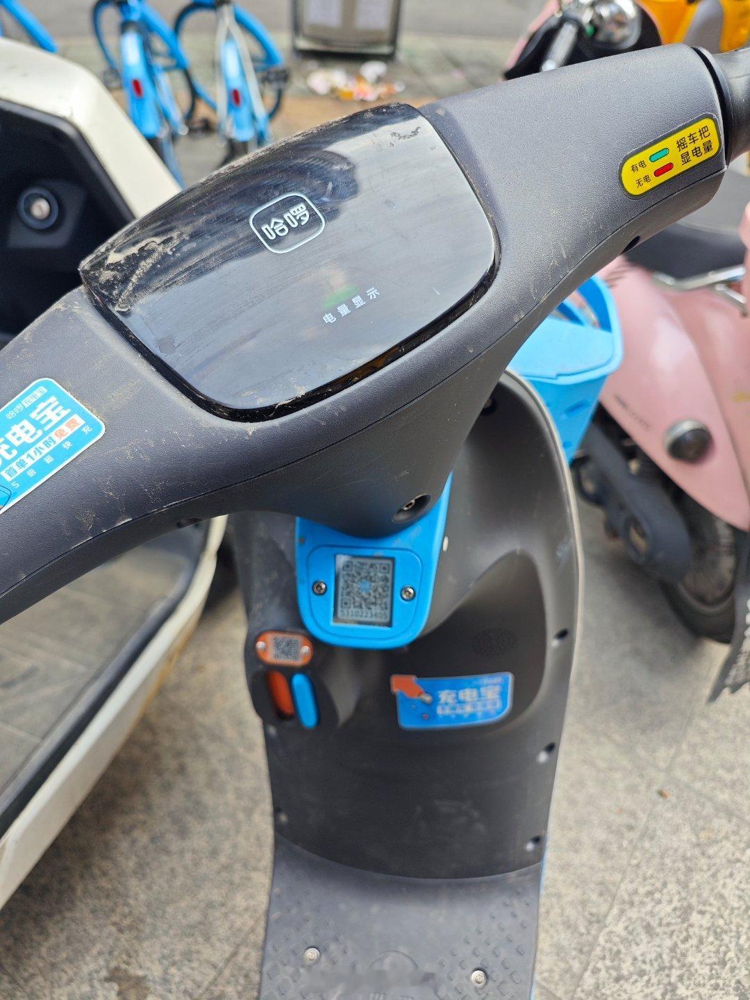 小区楼下全是各种共享电动车，在家附近买点东西骑车还真方便啊，而且几乎随时都有，你