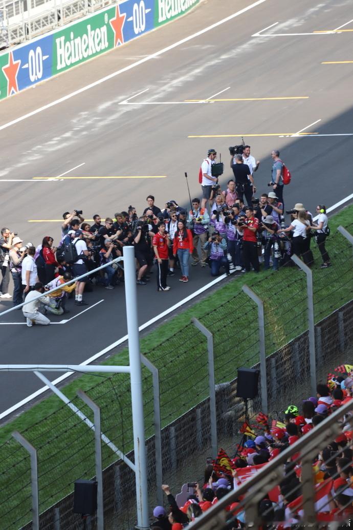 F1总裁盛赞周冠宇 F1总裁斯蒂法诺表示周冠宇不仅是赛场上的猛将，更是中国赛车发