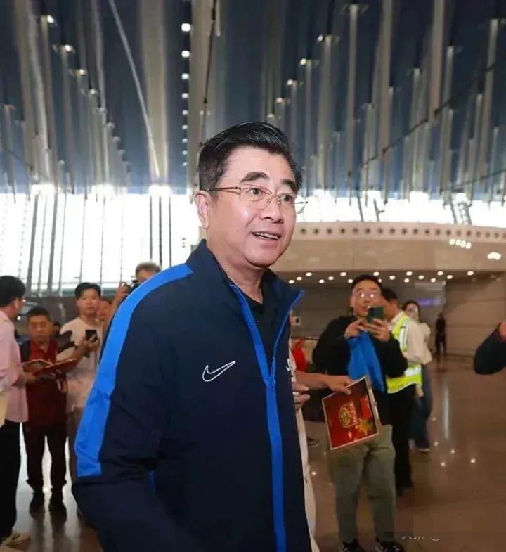 谁再赞助足球，就不买他们家的产品！终于有人站出来为中国足球献计献策了。
 
最近