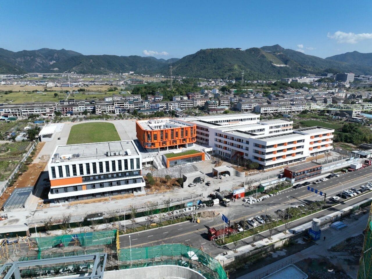 黄岩新前街道中心小学屿新校区建设传来好消息，项目比原计划提前两个月推进，目前整体