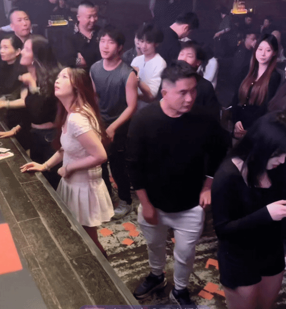 两个小老妹在酒吧里疯狂摇摆[笑哭]