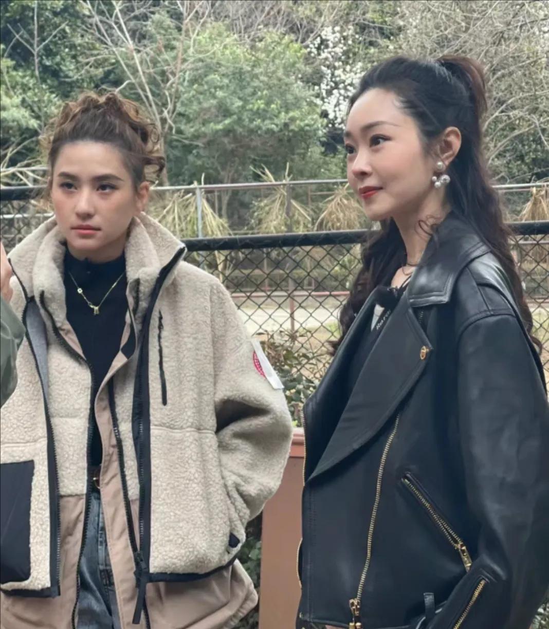 红山动物园偶遇宋轶、何超莲、陆柯燃拍摄综艺节目，宋轶这个皮衣外套➕半丸子头看起来