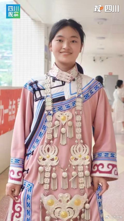 武汉大学回应女孩查完分喂猪今年高考最戳人心的一幕刷屏全网，四川凉山彝族姑娘罗其惹