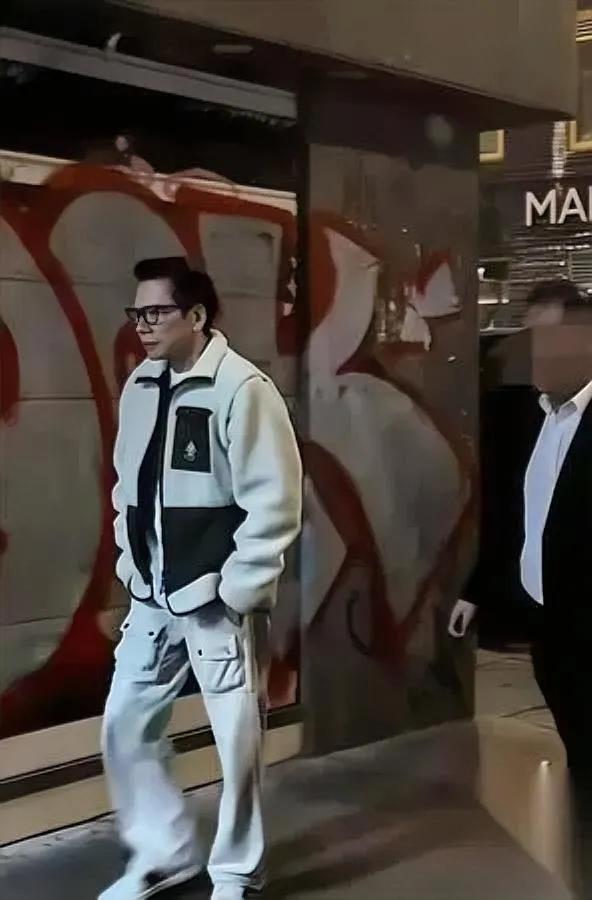 78岁向华强出门，路人全看傻了——

穿白外套配阔腿裤，背挺得比小伙子还直，哪像