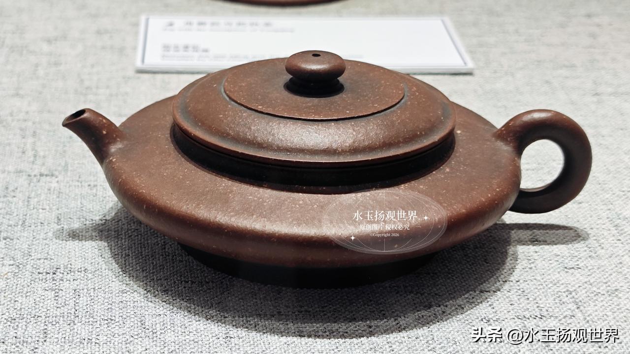 来宜兴丁蜀镇，别只想着买壶。中国紫砂博物馆，才是这座陶都真正的灵魂所在 。它不是