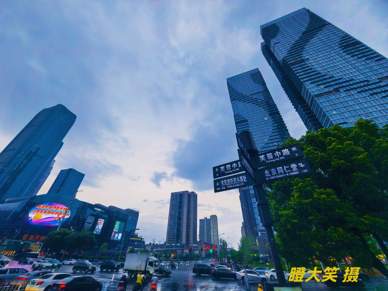 发一张图片，让我猜出你在哪里拍的立繁忙街口，观山雨欲来。
