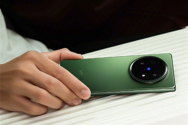 总结一波vivo X Fold5的配置，毕竟宣传语 “更轻了更强了”，直接把期待