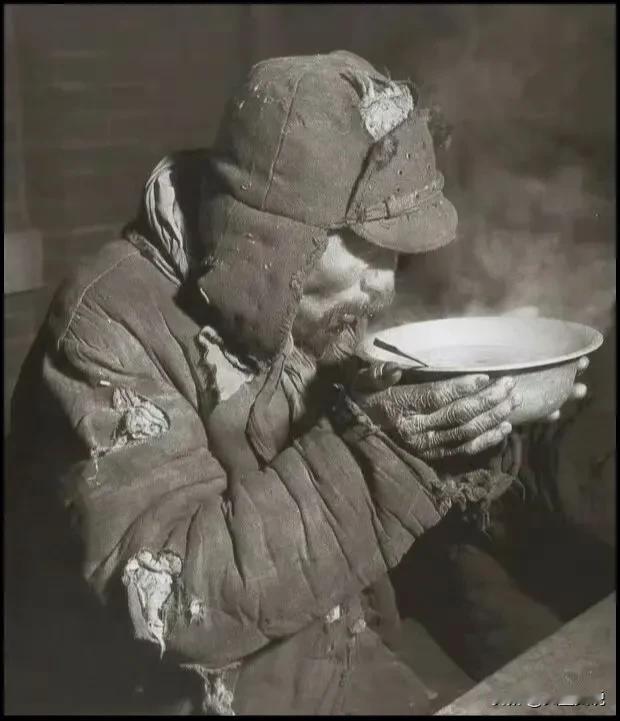 1948年1月5日，沈阳寒风凛冽，气温零下30多度，一个老者在小摊旁喝了碗热汤。