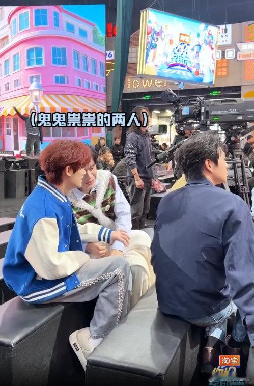 何炅掉进丁程鑫张颜齐魔丸窟了你好星期六 何老师今日被“魔丸兄弟”丁程鑫、张颜齐“