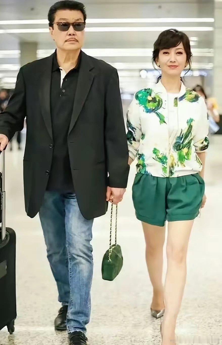 生过三个儿子的赵雅芝，70多岁身材还保持得这么均匀有致，巧合的是她的两任丈夫都姓