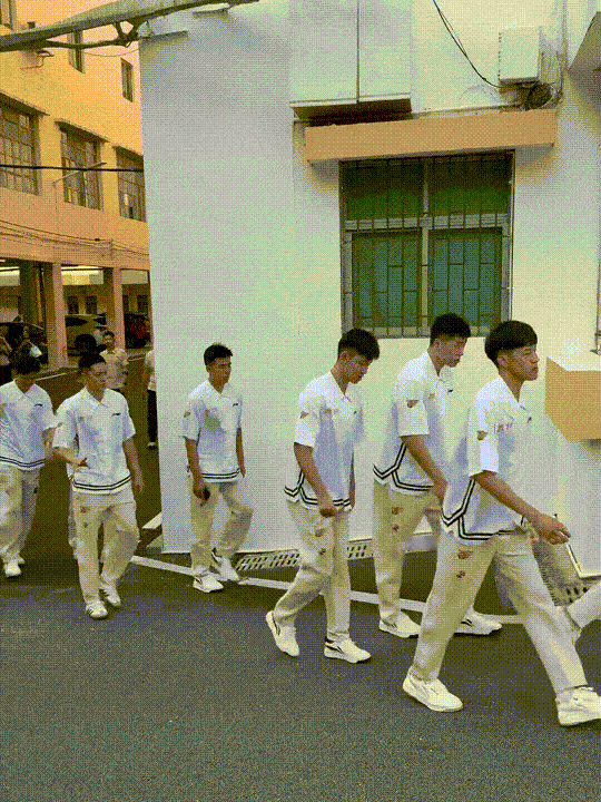 徐杰和黄荣奇手拉手向前走，杜大帅带领宏远男篮参加已经新赛季出征仪式，晚宴和签名互