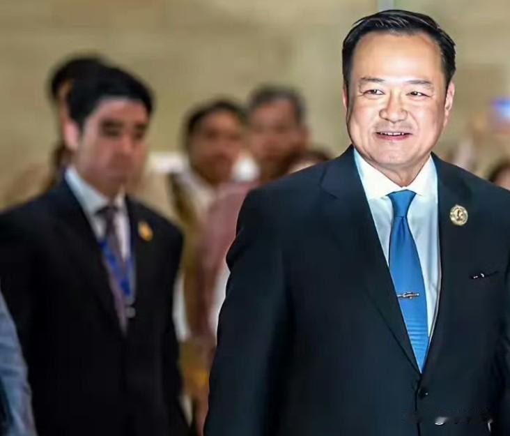 泰国总理说，柬埔寨若想停战，就必须停火撤军，并全面遵守和约，以示真正诚意。
他还