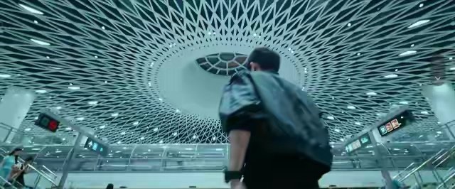 张艺谋这次最大胆的尝试，就是把那种复古阴郁的谍战气质，完美嫁接到了深圳这座充满未