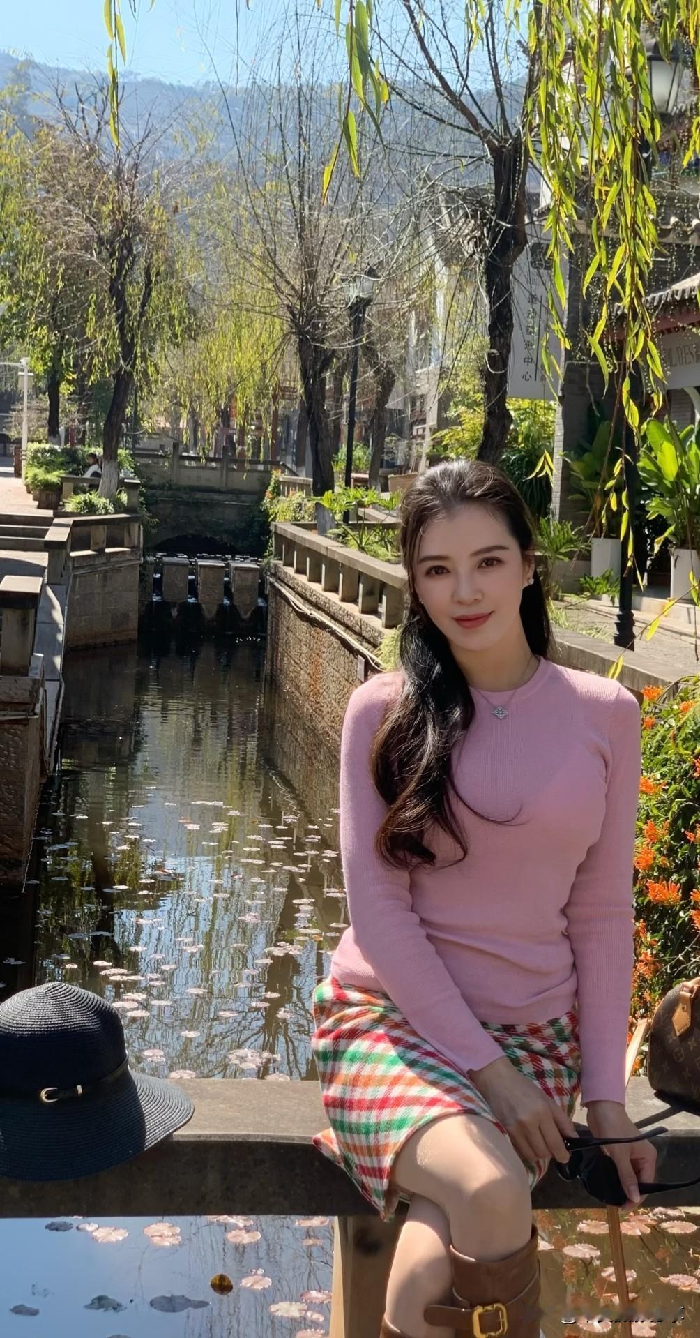 碧水映芳颜，粉衫映绿阴。粉裳花影照 山青绿叶风景美 粉裳映春 绿裙溪景照 湖畔紫