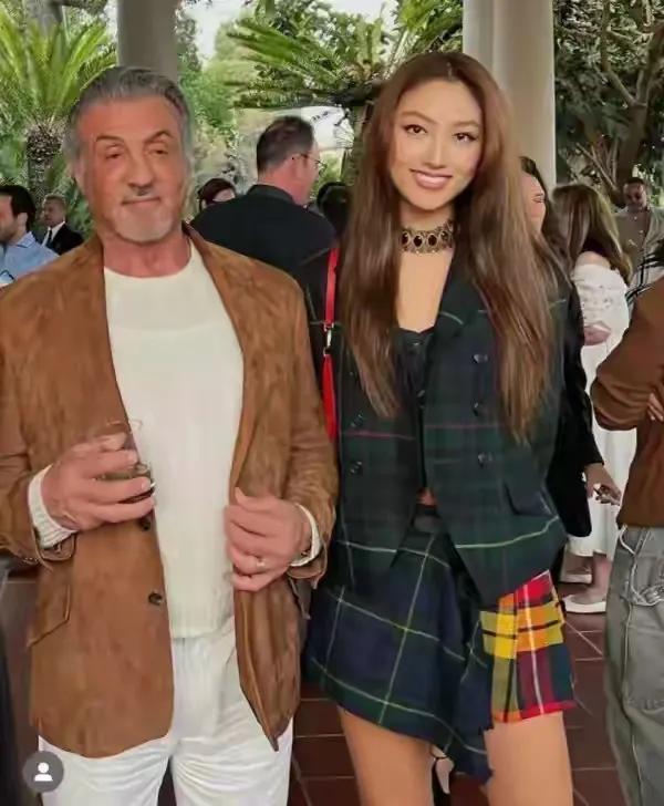 这是史泰龙和他女儿在一起，一个高大威猛的硬汉，如今已成一位白胡子老翁，女儿可爱的