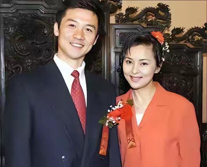 看上去多般配的一对啊。可惜，这么漂亮的媳妇，这么幸福的家庭，不好好过日子，非得瞎