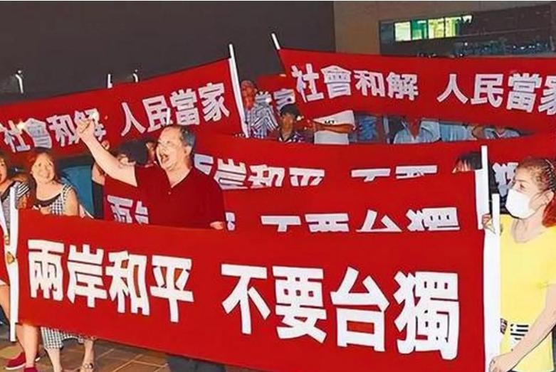 四问台湾同胞：一问：郑成功收复台湾时，征求台湾当地人的意见了吗？二问：康熙收复台