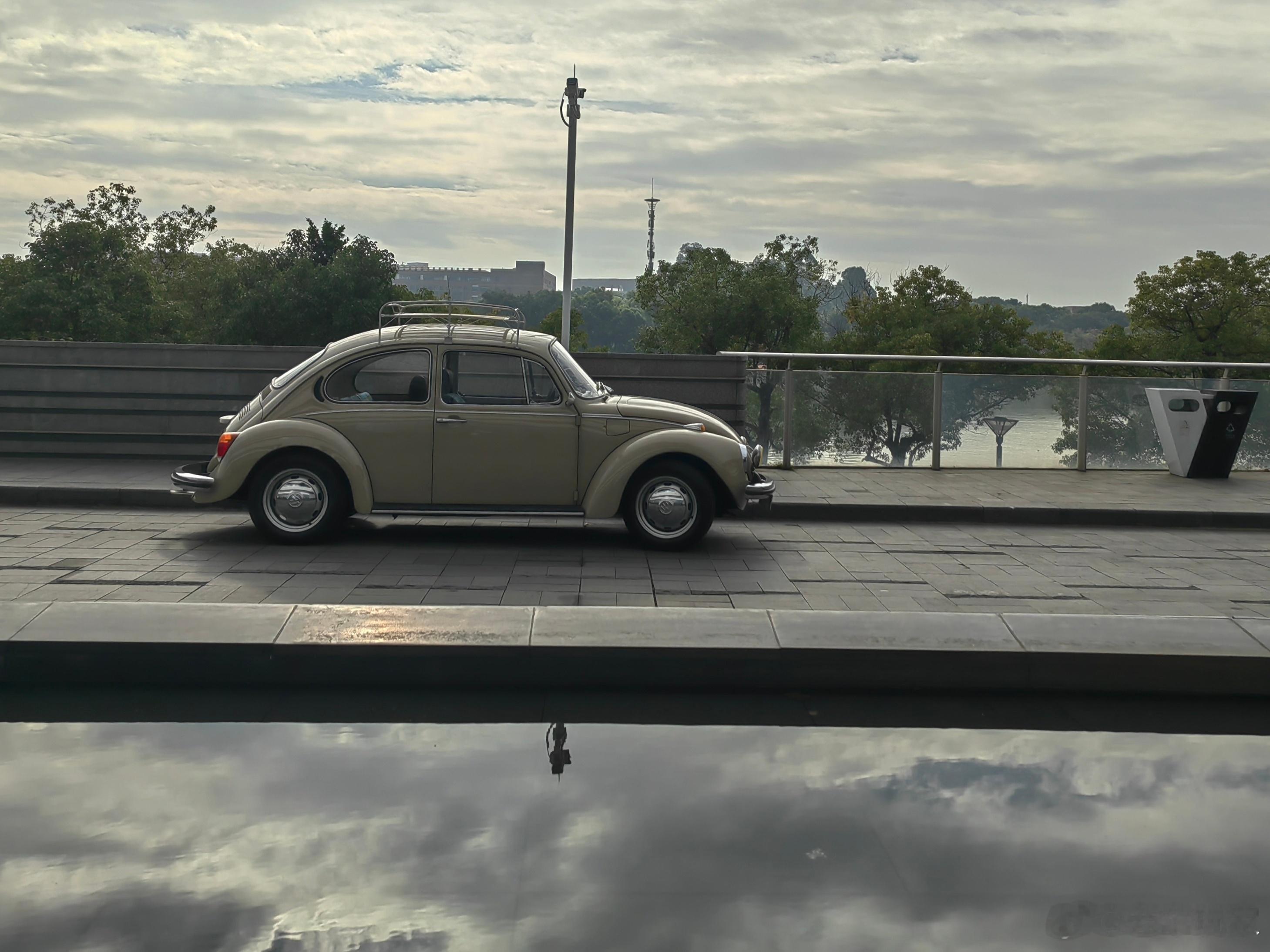 我坐朋友这部1973制造的大众甲壳虫参加千里行闭幕礼，这部大众平民汽车现在看起来