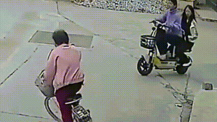 福建莆田，两名初中女生骑电动车时，突然看到一名女子在她们面前从车上摔倒，两人犹豫
