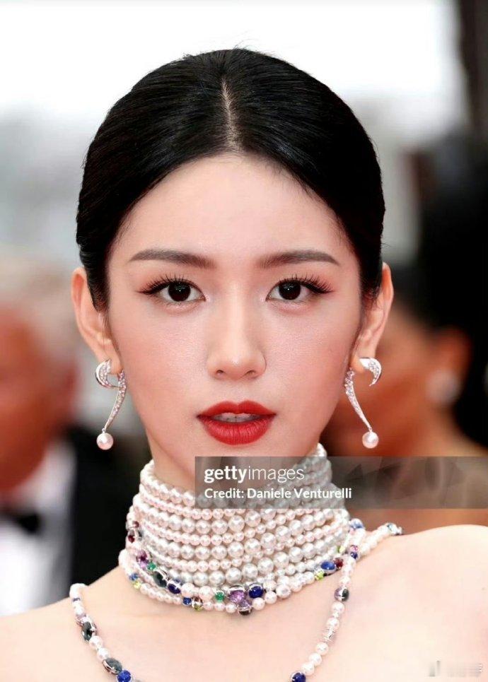 周也抵达戛纳电影节谁能不爱周也这种松弛感啊，抵达戛纳机场完全没有明星架子，抱花像