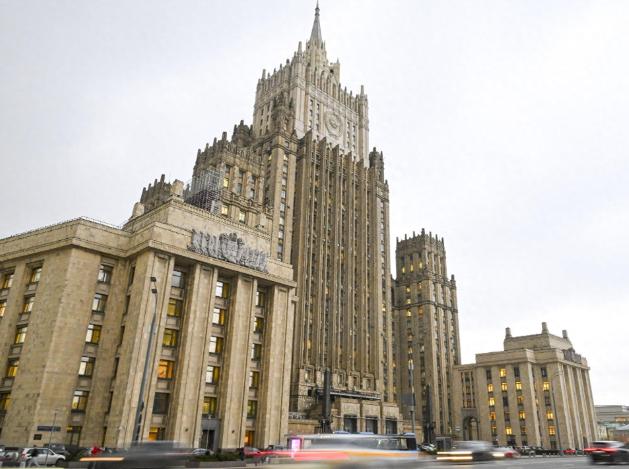 以色列彻底猖狂！记者身披醒目媒体防弹衣亮明身份，仍遭以军导弹精准轰炸，恶行累累踩