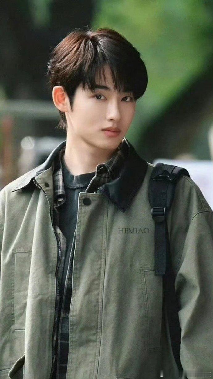 董思成陈砚周好帅 路透帅到心巴上！《今天是太阳雨》董思成军绿色工装造型超可，单肩