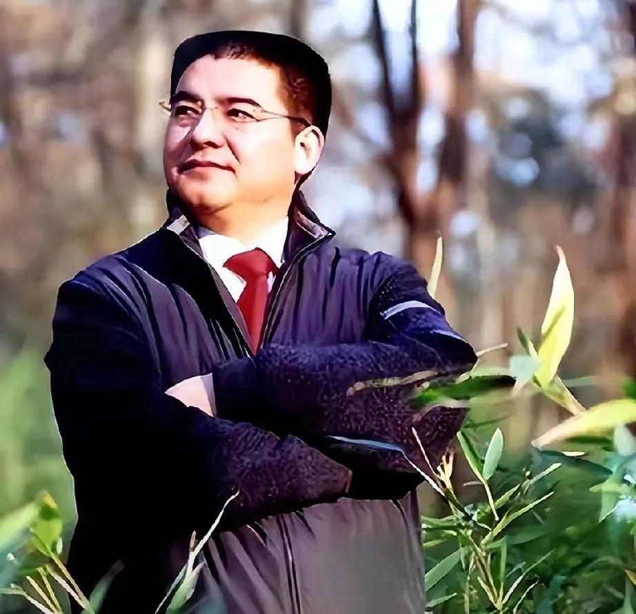 他曾高调到极致，把现金堆成山，自曝捐款超40亿，从汶川救灾到玉树建校，荣誉加身，