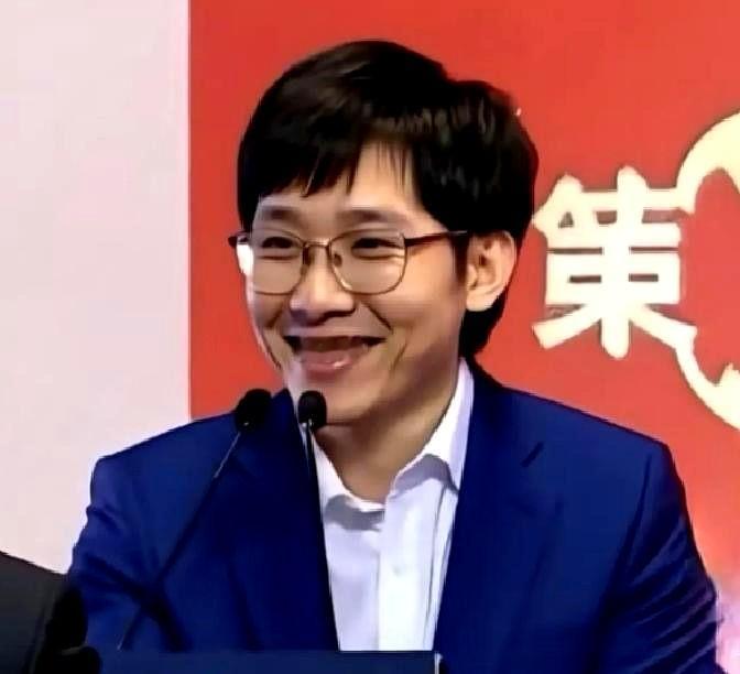 梁文峰一句抄作业，把国产AI底裤扒了。
DeepSeek老板在杭州闭门会上直接开