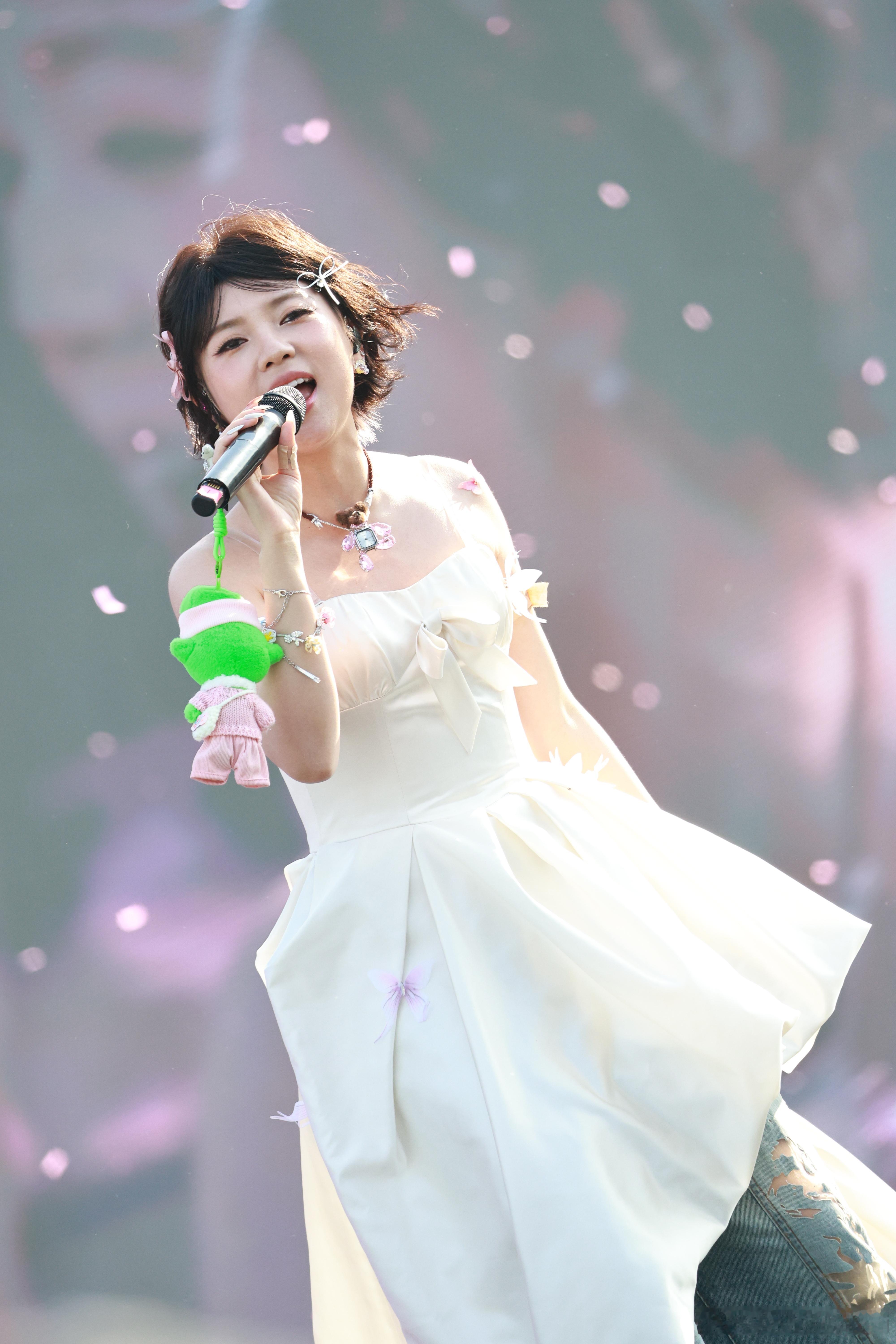 这个于贞真的好明媚 