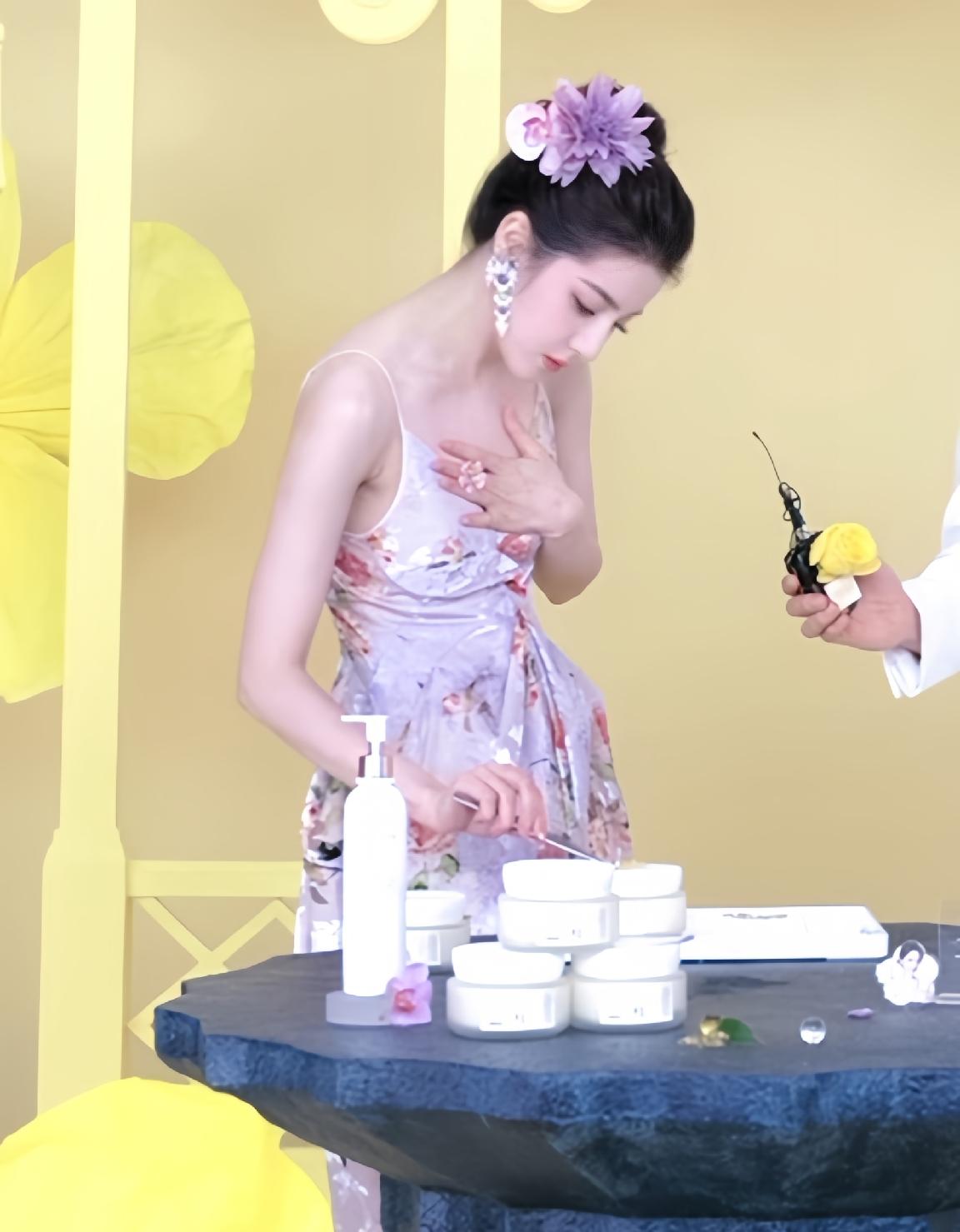 热巴是真的大美人，前段时间老有人说不抗老状态不好，但只要妆造正常一点，就完全惊艳