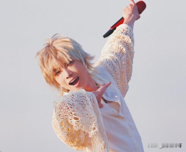 人民文娱评华晨宇日出演唱会！
一场凌晨三点的演唱会，让华晨宇因为“孩子瓜”暴跌的