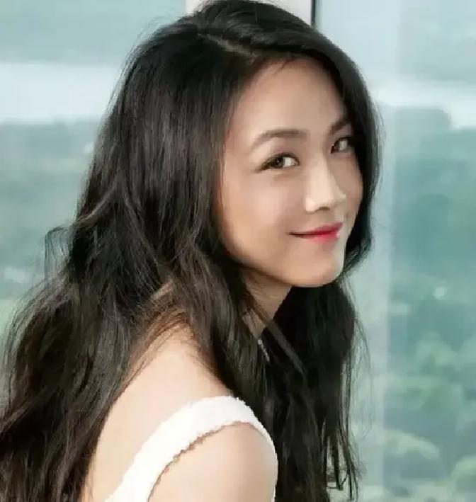 13.5亿婚房也换不走国籍
 
婆婆递来改籍表，她只回一句：孩子在北京上学。韩国