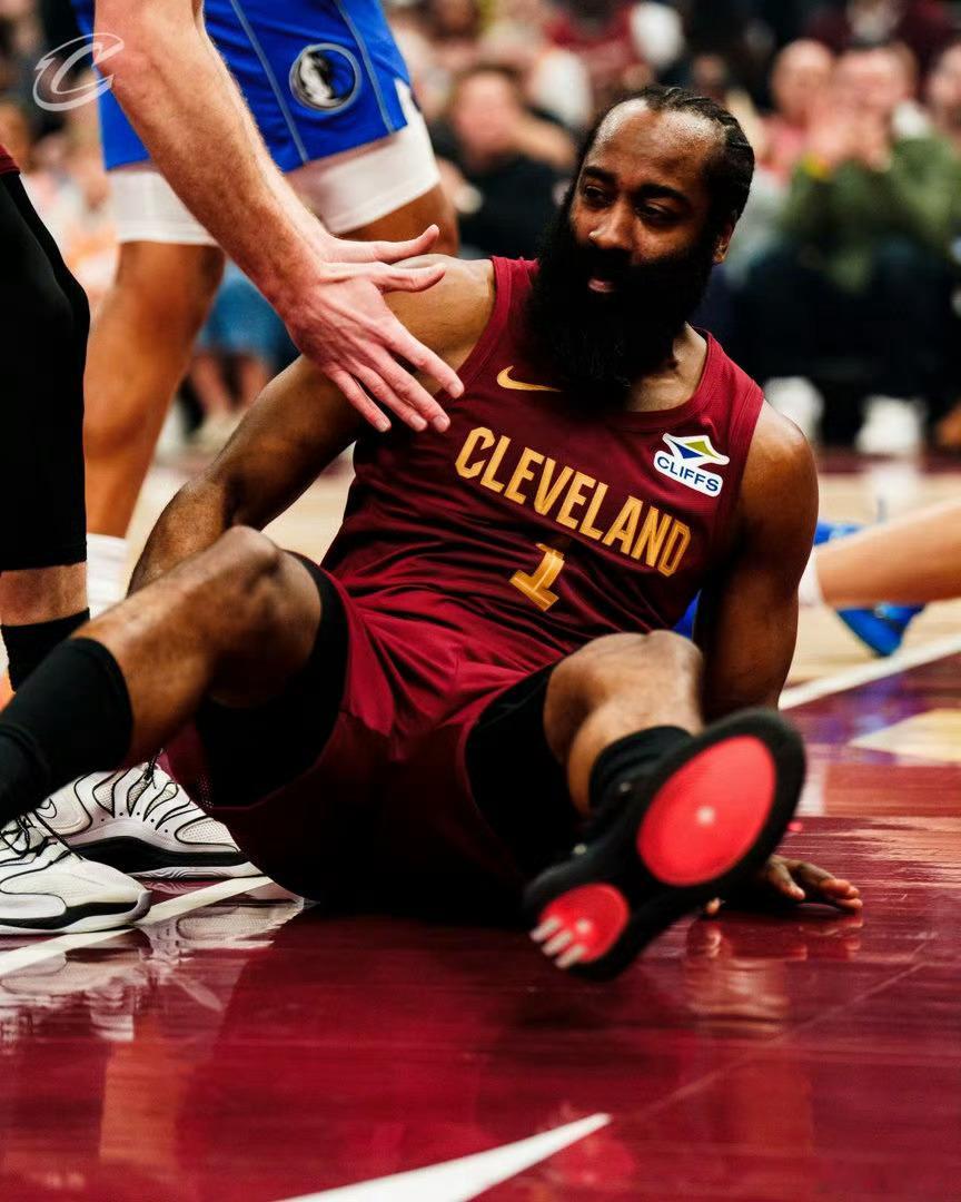 骑士输给独行侠这场比赛就是季后赛预演，哈登12中4得13分，6次失误，多次被一步