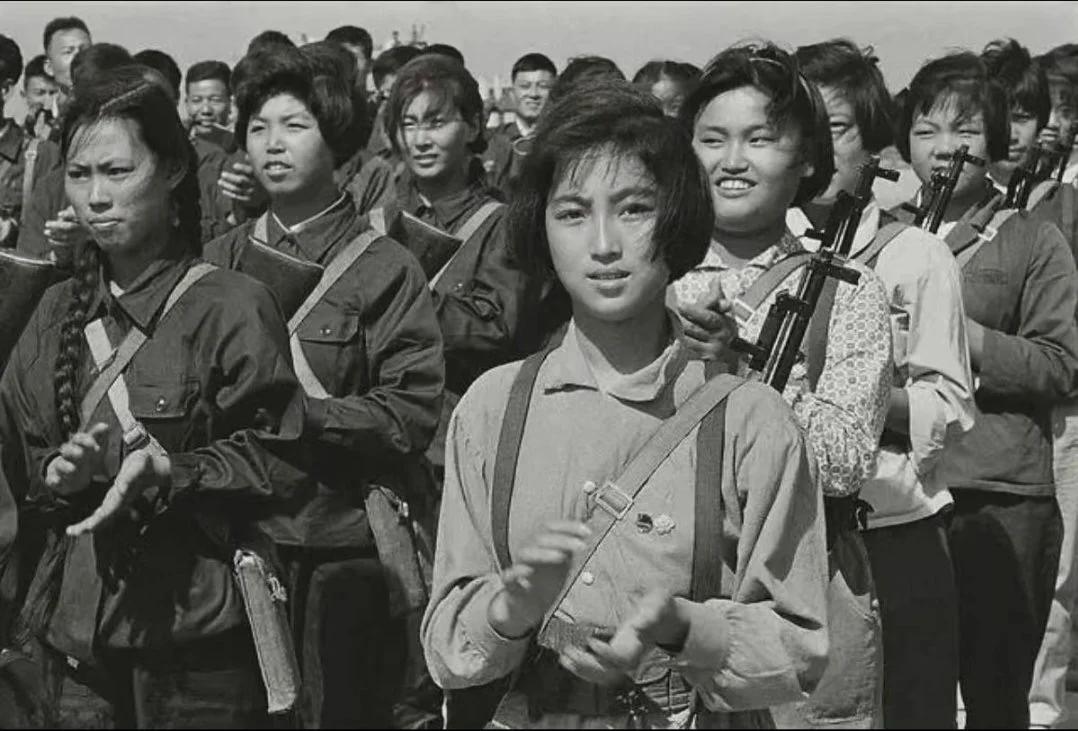洗洗眼睛，不爱红装爱武装，纯天然的中国女孩到底有多美！1965年，日本摄影师斋藤