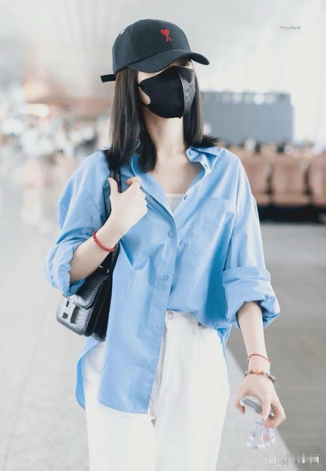毛晓彤机场私服太可！蓝衬衫配小白裤，清爽减龄又时髦～ ​​​